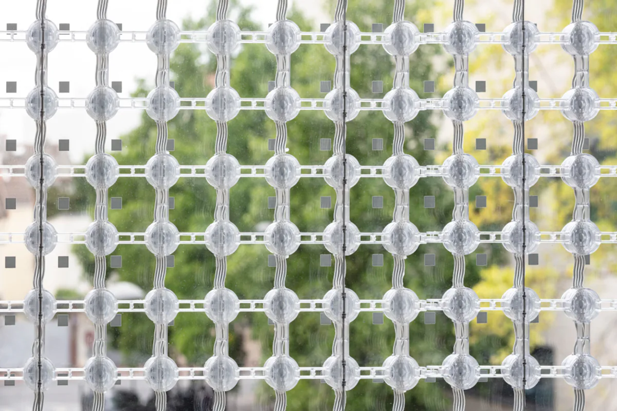 Détail de la peau extérieure VEA et de la matrice LED — Le Lavoir Numérique Gentilly