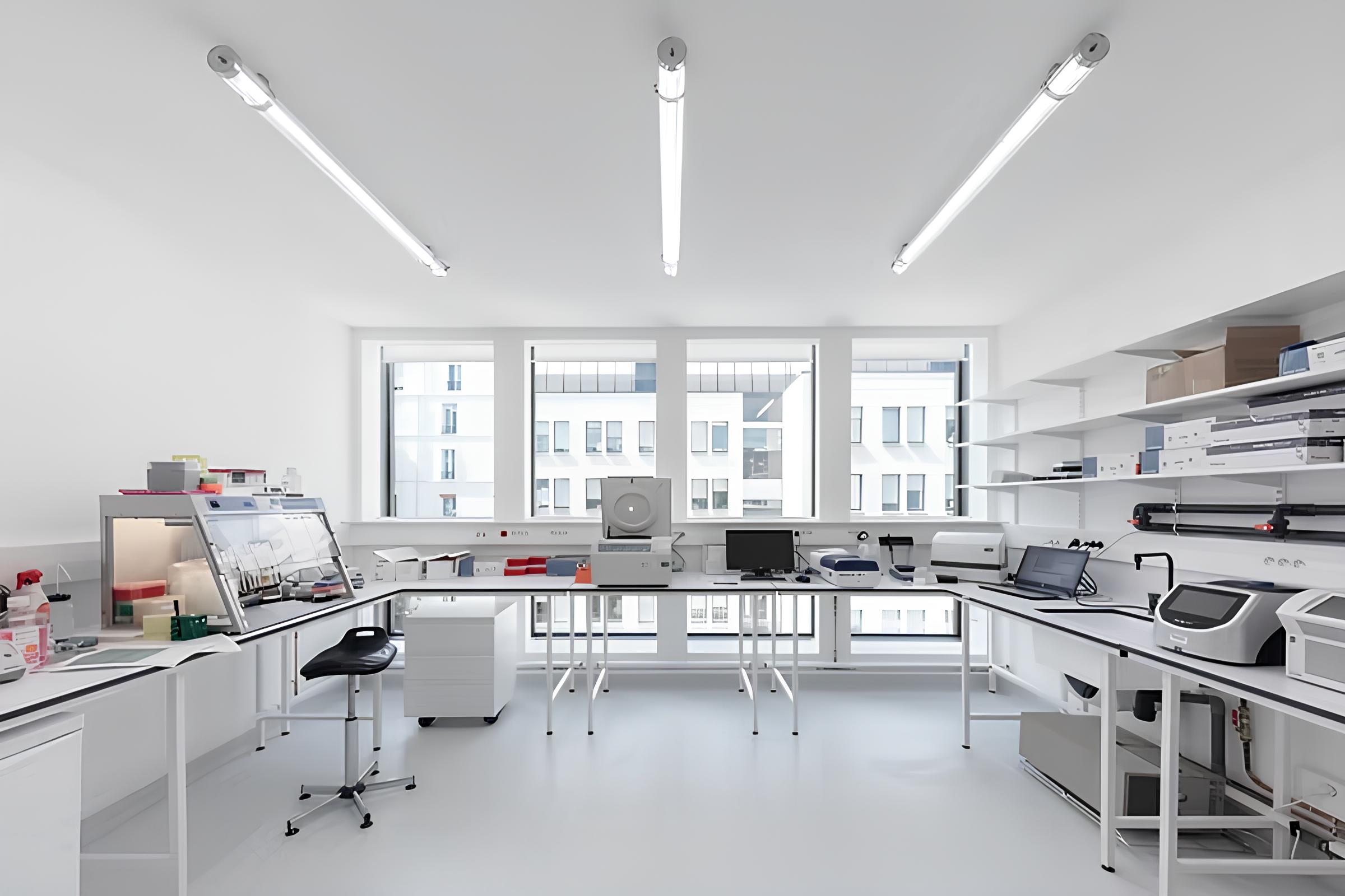 Détail stores intégrés dans double vitrage — Omics Center